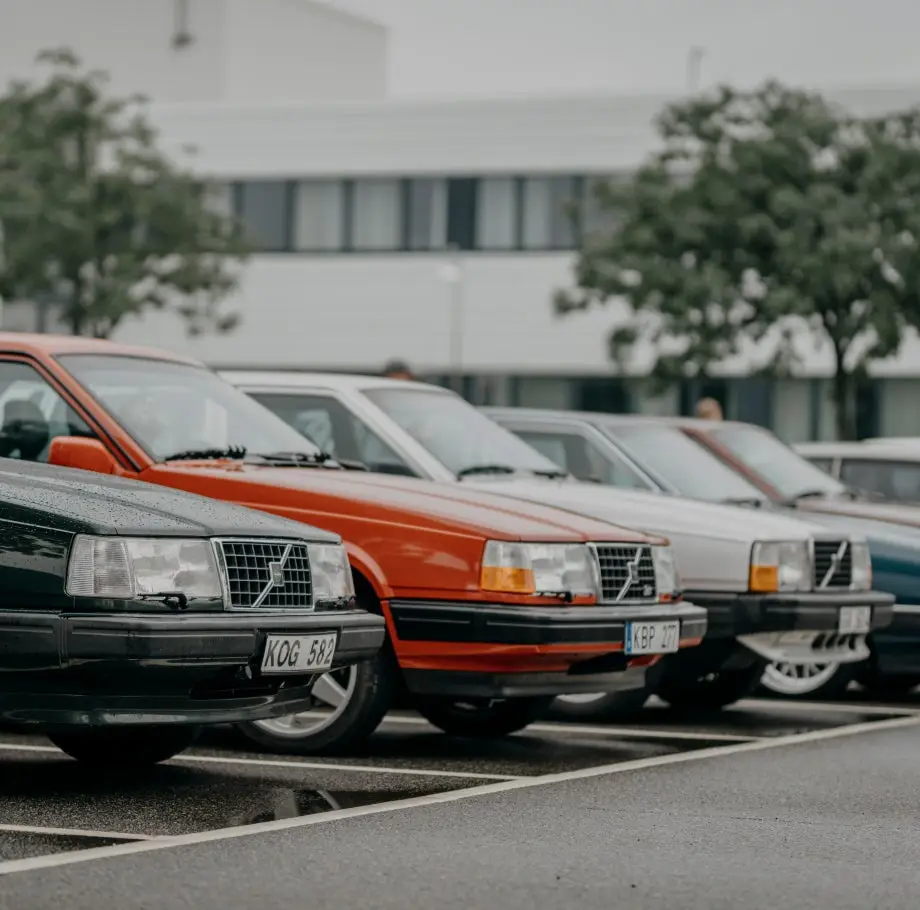 Række af klassiske Volvo-biler på en parkeringsplads